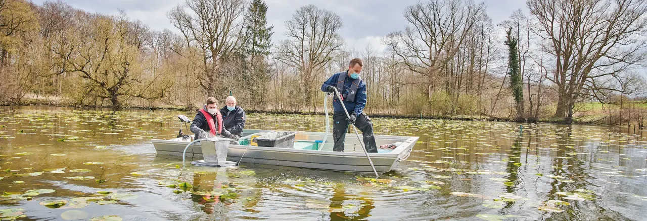 Sloot schoonmaken voor een betere waterkwaliteit
