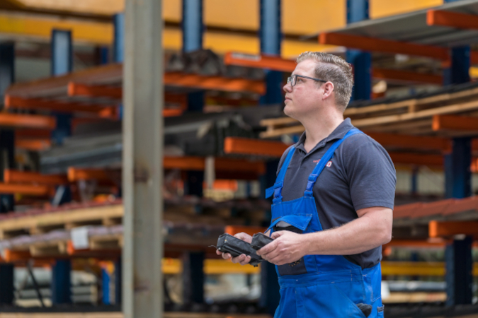 Geperforeerde damwand werknemer van delft elshout