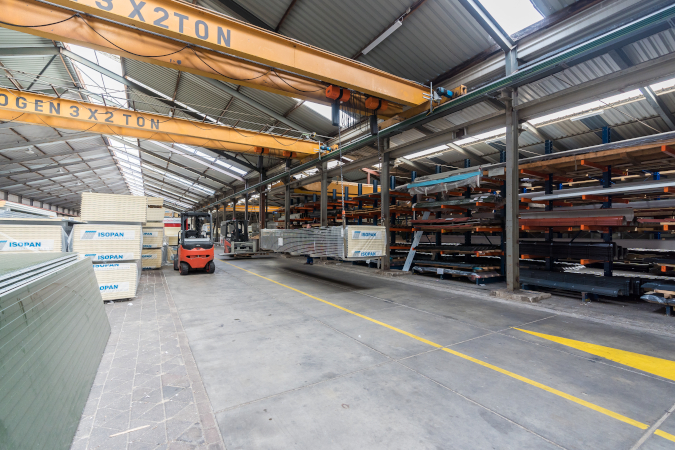 Geperforeerde damwand magazijn van delft elshout